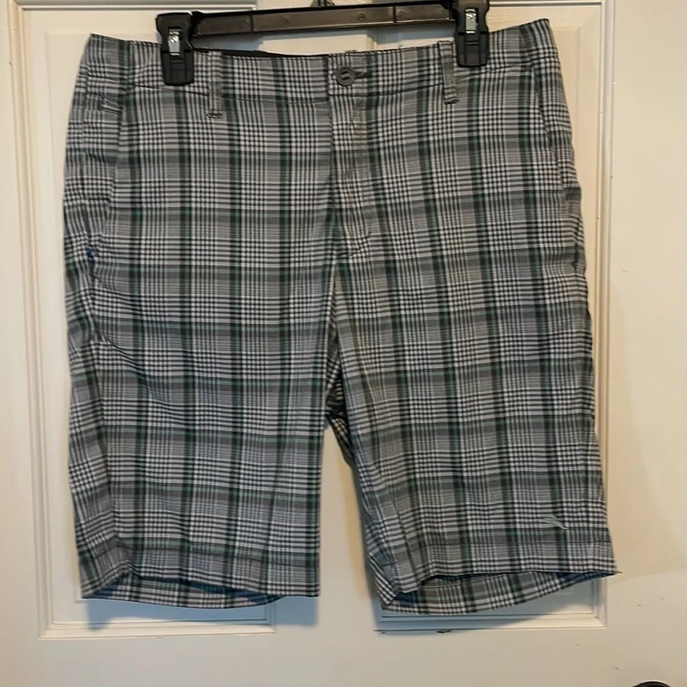 Tommy Bahama men’s golf shorts size 32. Gray‎ and green plaid.
